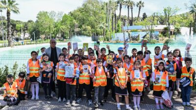 7. İzmir Kitap Fuarı, sabahın erken saatlerinden itibaren öğretmenleriyle birlikte