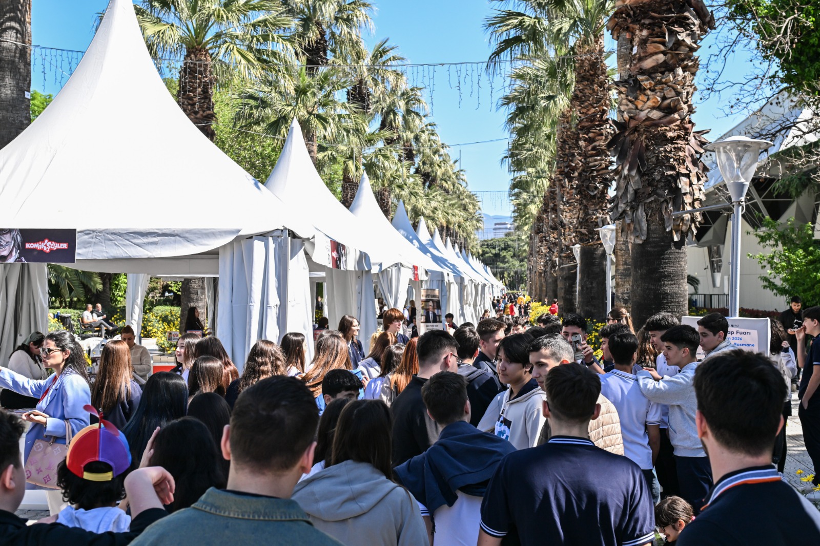İZKİTAP’ta öğrenci akını: Kültürpark’ta genç okurlar buluştu! 4 İZKİTAP’ta öğrenci akını: Kültürpark’ta genç okurlar buluştu!