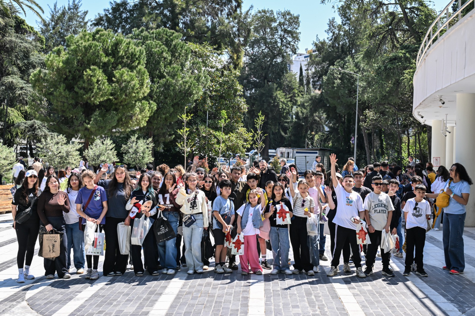 İZKİTAP’ta öğrenci akını: Kültürpark’ta genç okurlar buluştu! 1 İZKİTAP’ta öğrenci akını: Kültürpark’ta genç okurlar buluştu!