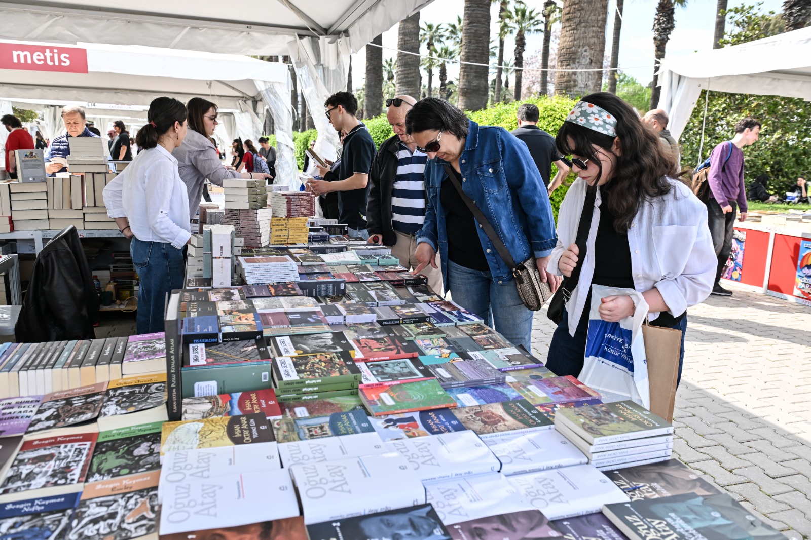 İZKİTAP’ta öğrenci akını: Kültürpark’ta genç okurlar buluştu! 2 İZKİTAP’ta öğrenci akını: Kültürpark’ta genç okurlar buluştu!