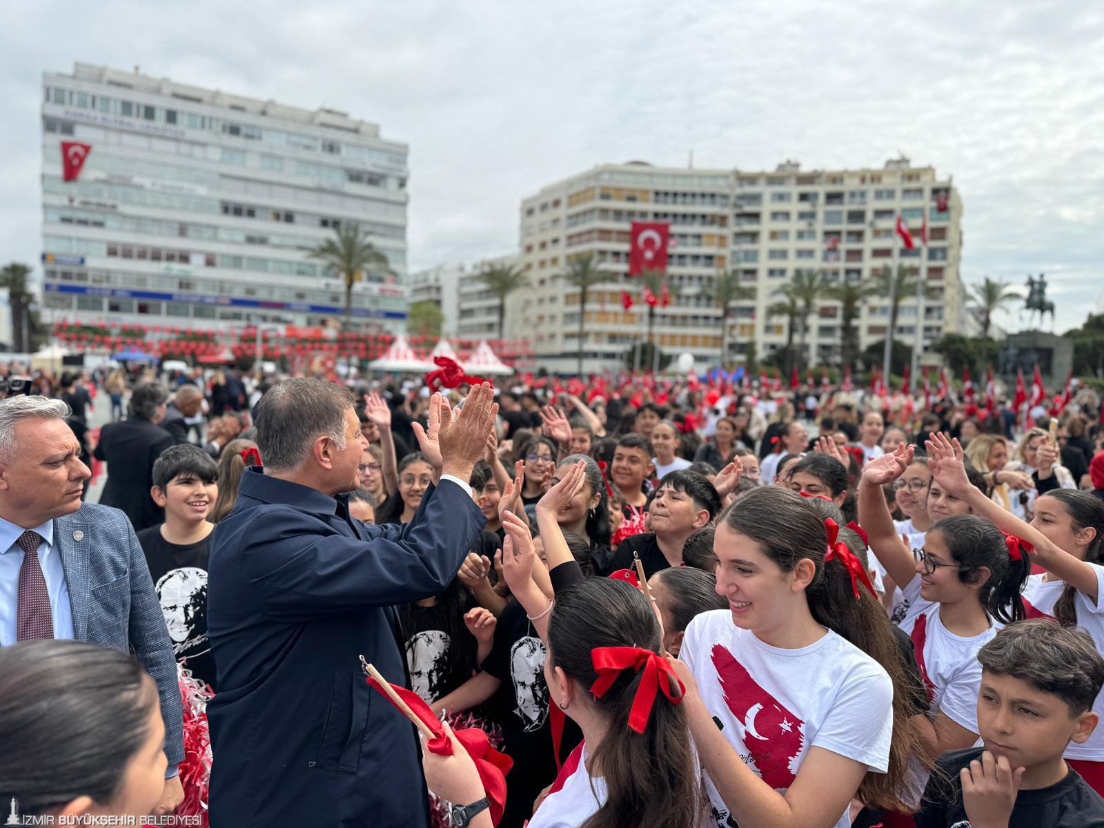 İzmir’de 23 Nisan gururu: 2 bin öğrenciyle yer gök kırmızı beyaz