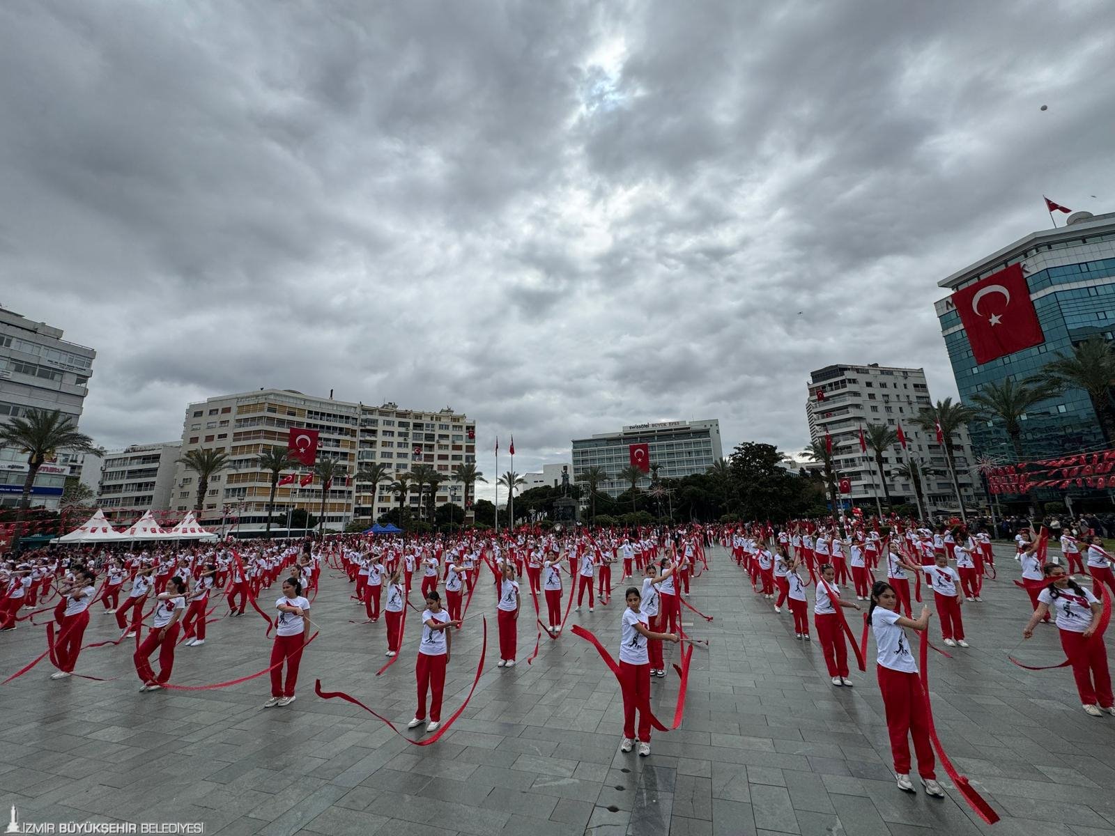 İzmir’de 23 Nisan gururu: 2 bin öğrenciyle yer gök kırmızı beyaz