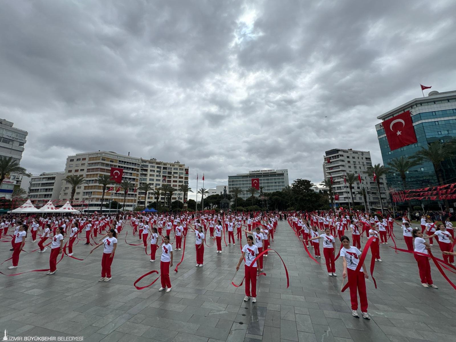 İzmir’de 23 Nisan gururu: 2 bin öğrenciyle yer gök kırmızı beyaz