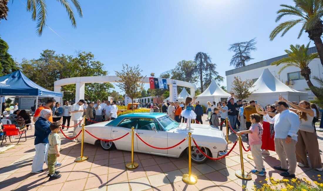 İzmir Classic Cars tarafından İzmir Büyükşehir Belediyesi desteğiyle düzenlenen sergi,