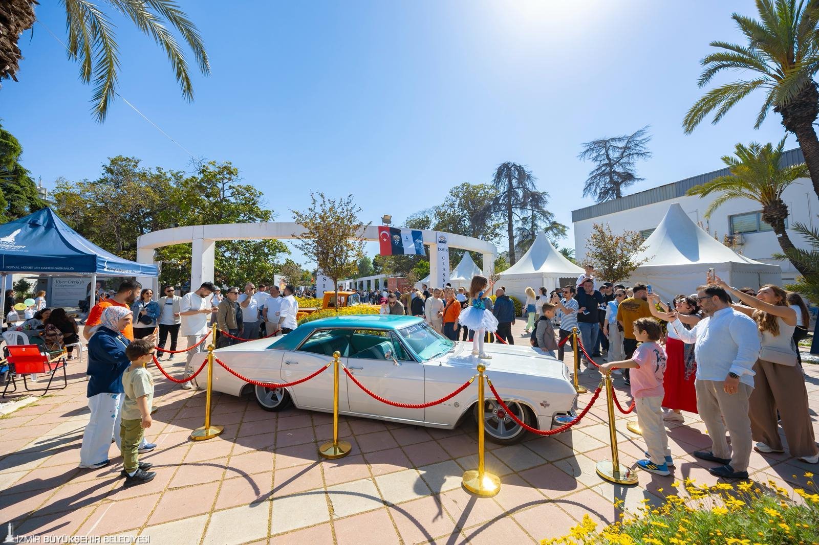 İzmir Classic Cars tarafından İzmir Büyükşehir Belediyesi desteğiyle düzenlenen sergi,