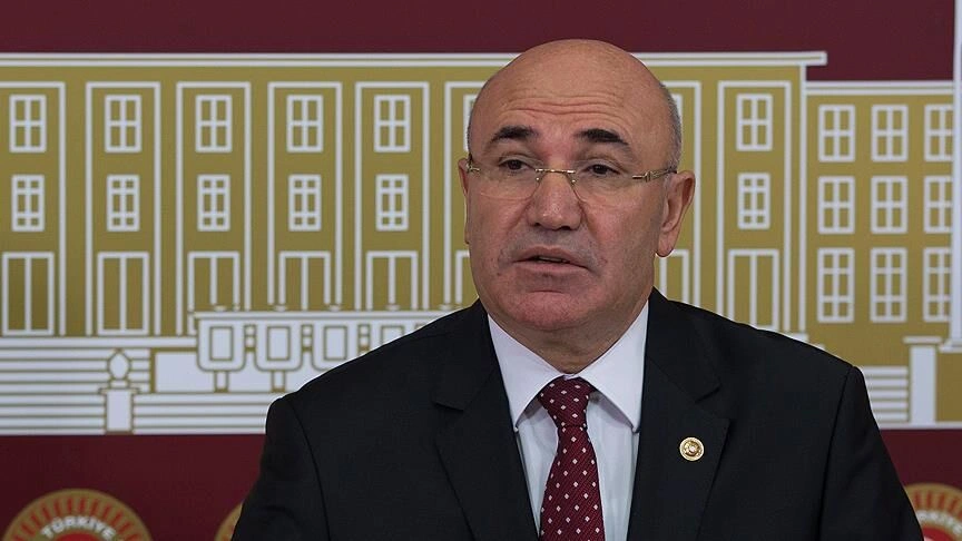 İzmir Meslek Fabrikası’na 05.00 ablukası! CHP’li vekillerden sert tepki: “Meslek Fabrikası’nı kaba kuvvetle alamazsınız!” 9 İzmir Meslek Fabrikası’na 05.00 ablukası! CHP’li vekillerden sert tepki: “Meslek Fabrikası’nı kaba kuvvetle alamazsınız!”