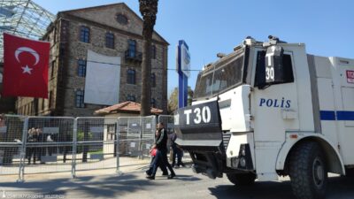 İzmir’in kalbinde mülkiyet krizi sokak eylemine dönüştü. Ana arterleri trafiğe