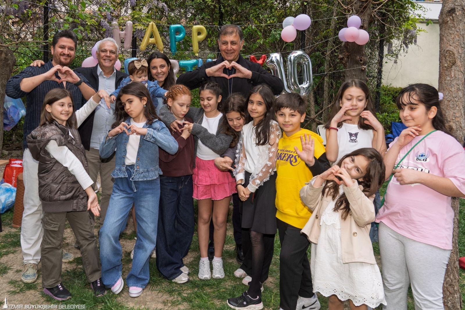 Tugay baştan aşağı yenilenen Hasanağa Bahçesi'nde: İzmirlilerle sıcak hafta sonu mesaisi