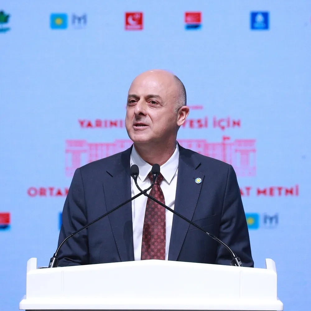 İzmir Meslek Fabrikası’na 05.00 ablukası! CHP’li vekillerden sert tepki: “Meslek Fabrikası’nı kaba kuvvetle alamazsınız!” 3 İzmir Meslek Fabrikası’na 05.00 ablukası! CHP’li vekillerden sert tepki: “Meslek Fabrikası’nı kaba kuvvetle alamazsınız!”