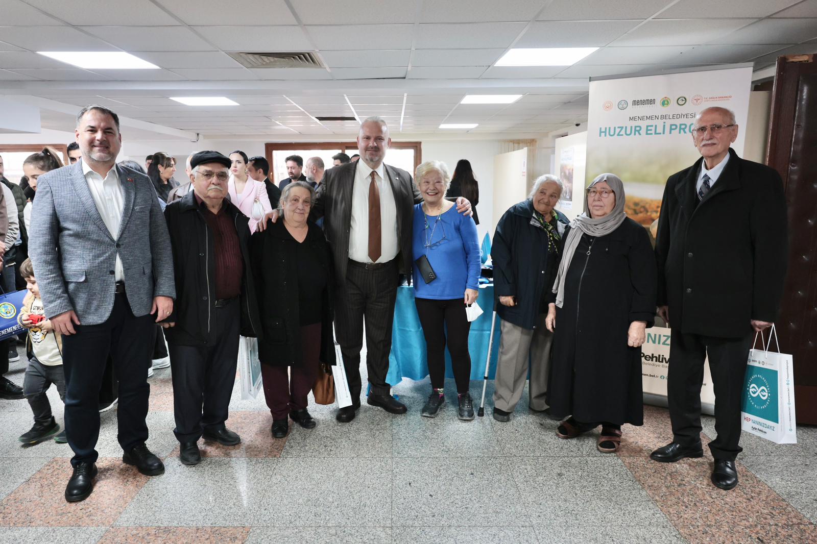 Sağlıklı yaş almanın merkezi Menemen olacak: Menemen Belediyesi, çınarların "HEP yanında"