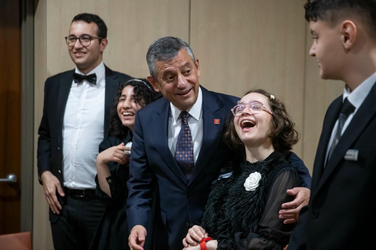 Özgür Özel'den Otizm mesajı: 'Eksiklik değil, eksik olan devletin omuz vermemesi'