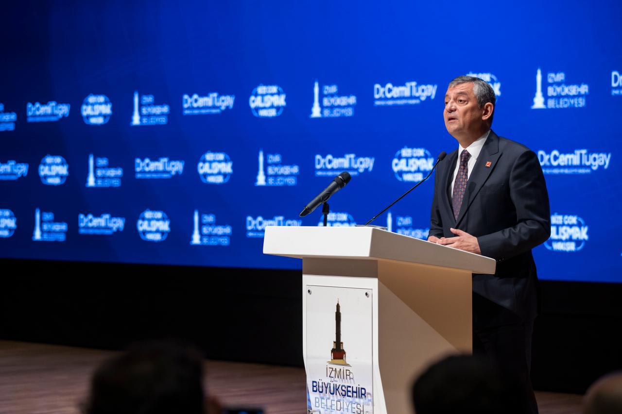 Özgür Özel İzmir’den seslendi: "Belediyelerimizi silkelemeye çalışıyorlar ama dimdik ayaktayız"