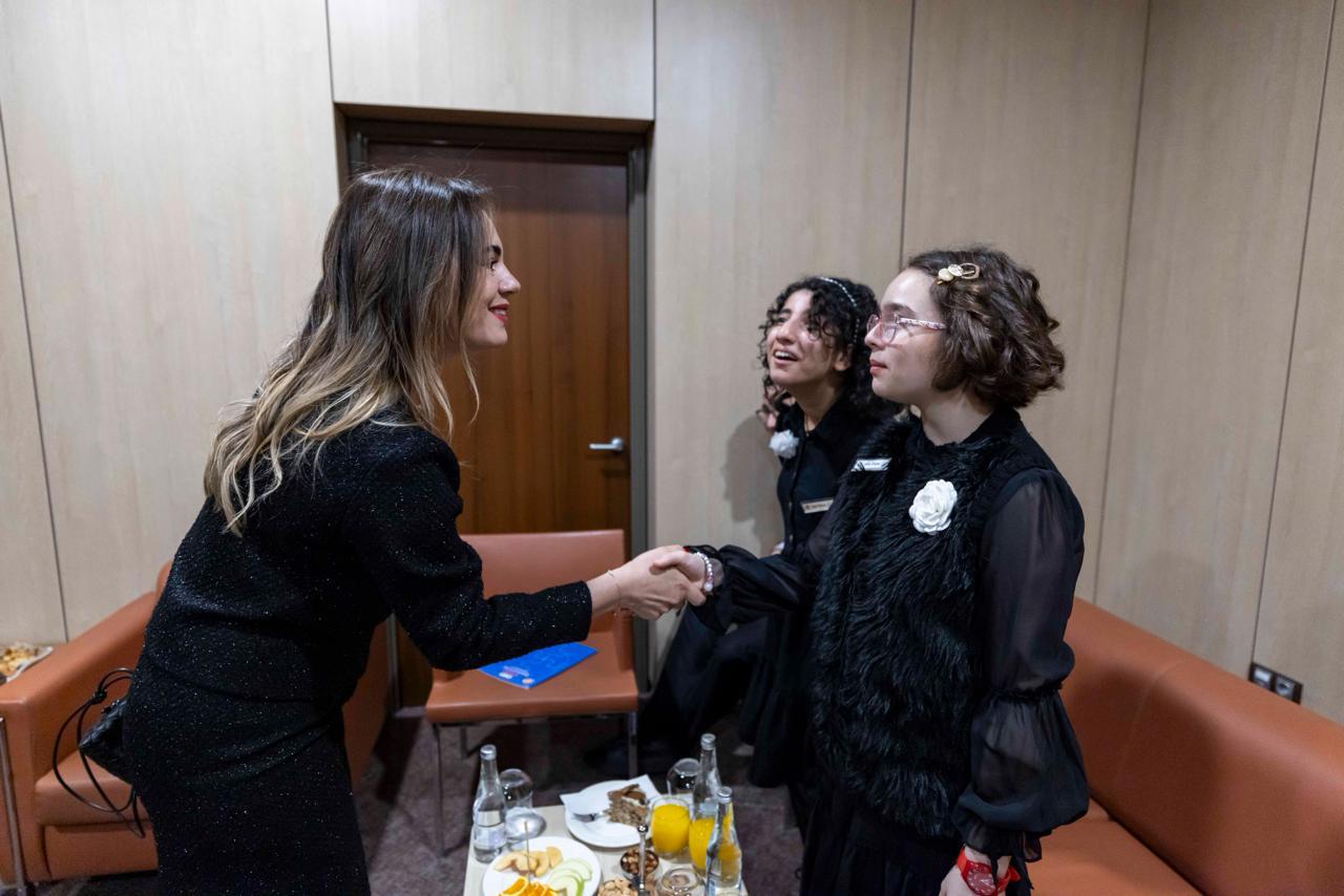 Özgür Özel'den Otizm mesajı: 'Eksiklik değil, eksik olan devletin omuz vermemesi'