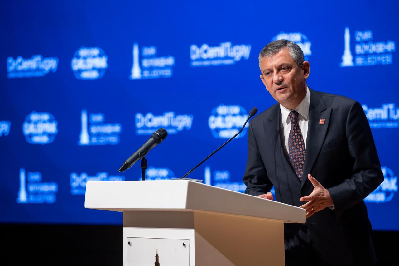 Özgür Özel İzmir’den seslendi: "Belediyelerimizi silkelemeye çalışıyorlar ama dimdik ayaktayız"