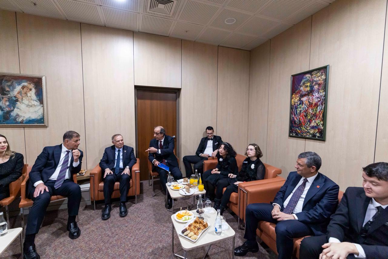 Özgür Özel'den Otizm mesajı: 'Eksiklik değil, eksik olan devletin omuz vermemesi'