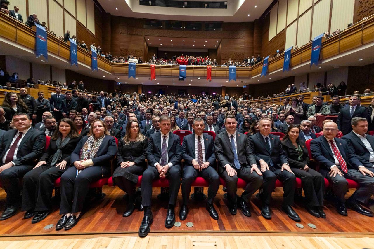 Özgür Özel İzmir’den seslendi: "Belediyelerimizi silkelemeye çalışıyorlar ama dimdik ayaktayız"