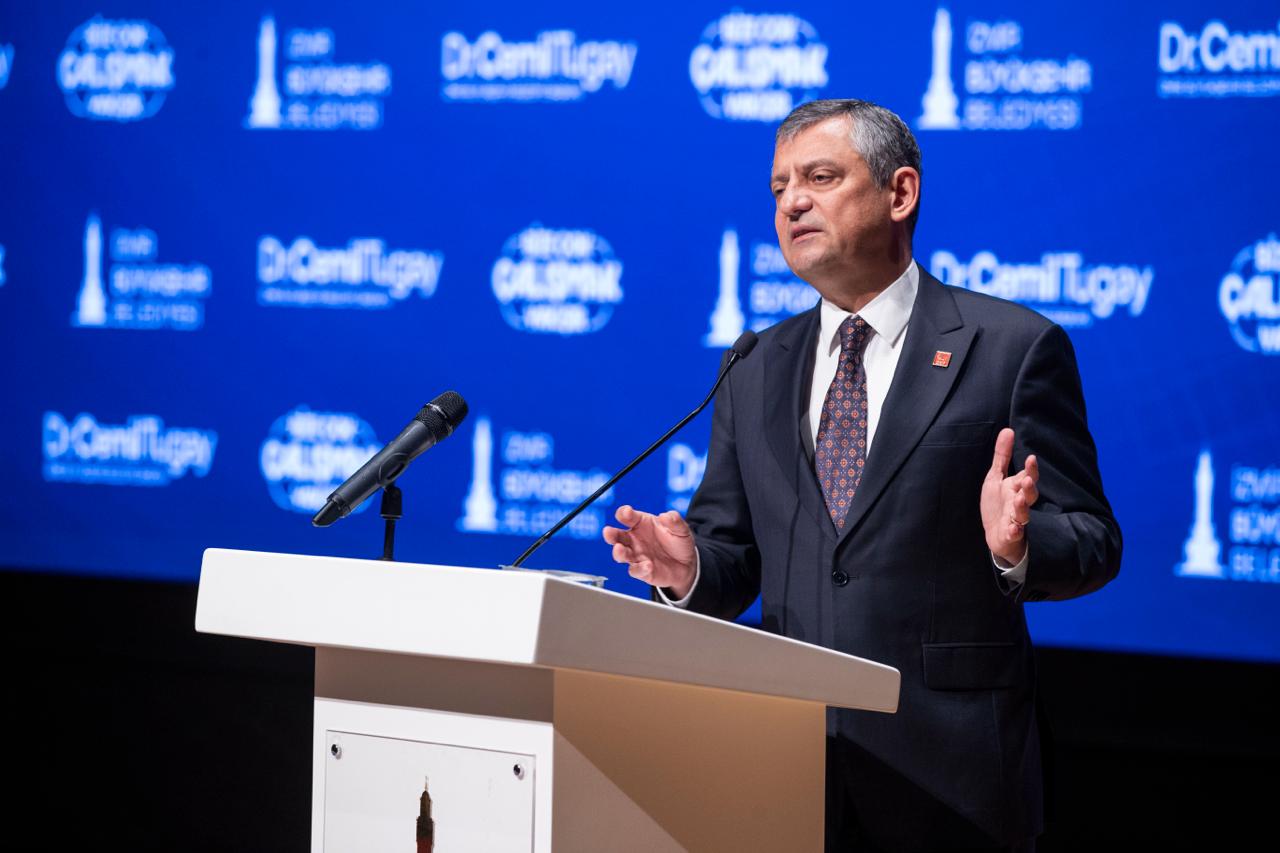 Özgür Özel İzmir’den seslendi: "Belediyelerimizi silkelemeye çalışıyorlar ama dimdik ayaktayız"