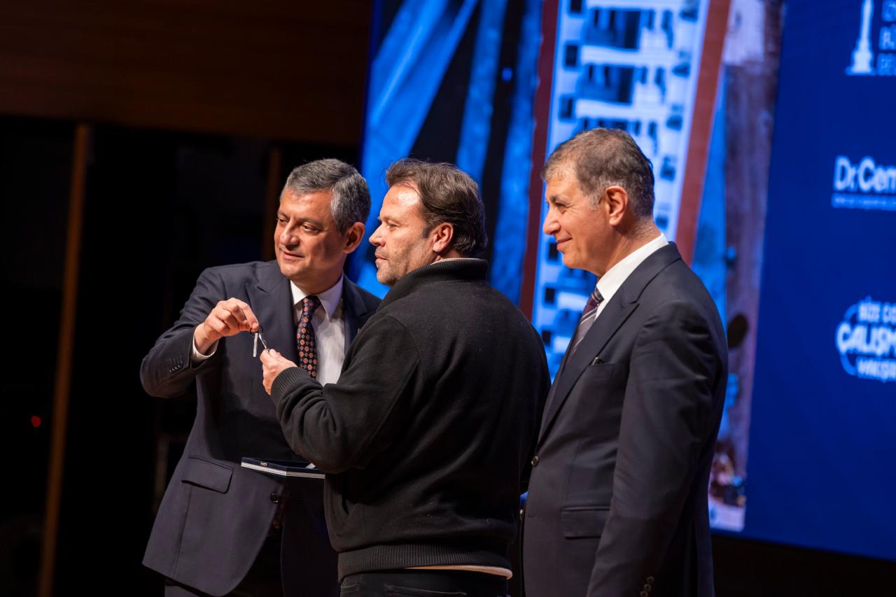 Özgür Özel İzmir’den seslendi: "Belediyelerimizi silkelemeye çalışıyorlar ama dimdik ayaktayız"