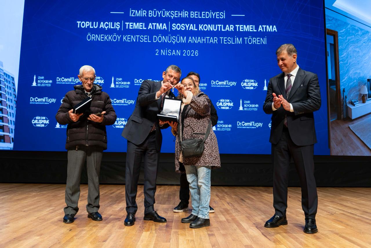 Özgür Özel İzmir’den seslendi: "Belediyelerimizi silkelemeye çalışıyorlar ama dimdik ayaktayız"
