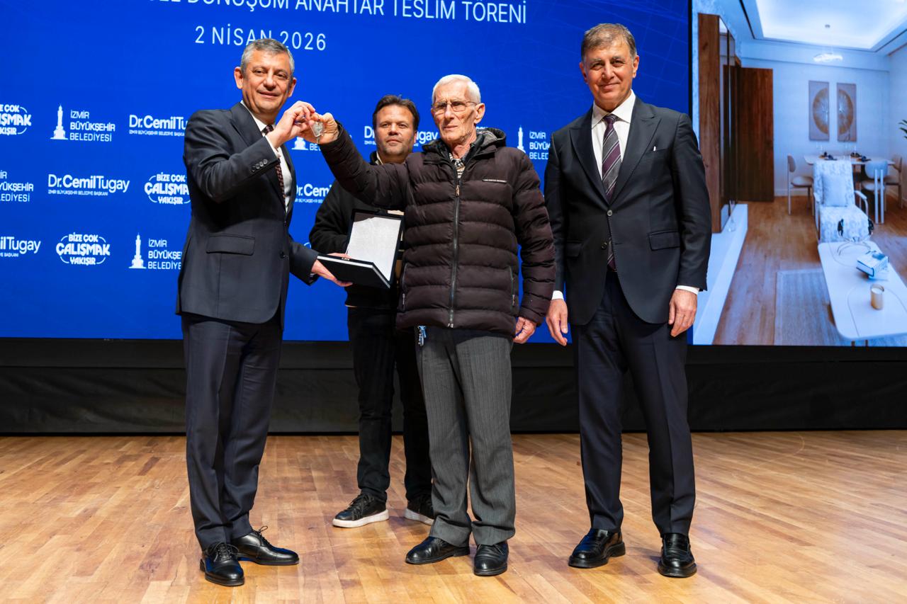 Özgür Özel İzmir’den seslendi: "Belediyelerimizi silkelemeye çalışıyorlar ama dimdik ayaktayız"