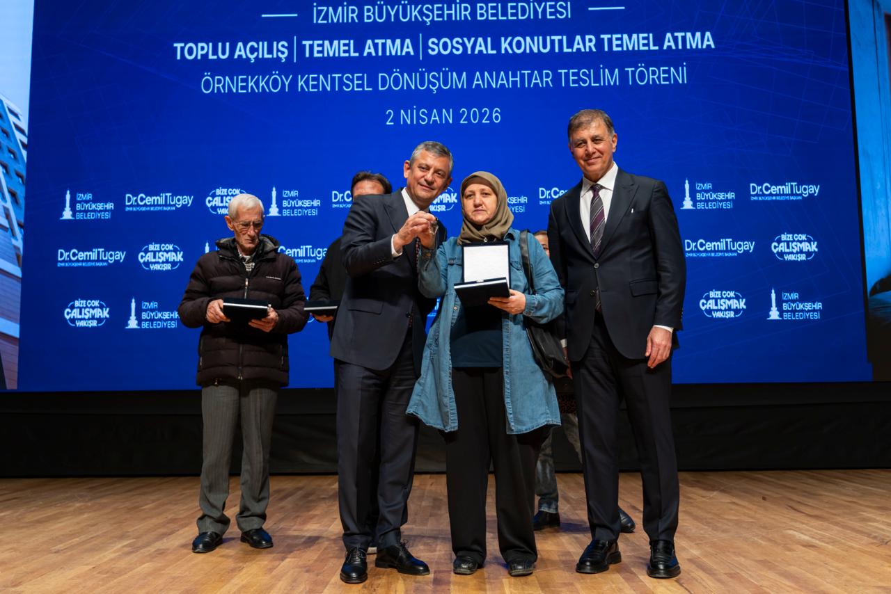 Özgür Özel İzmir’den seslendi: "Belediyelerimizi silkelemeye çalışıyorlar ama dimdik ayaktayız"