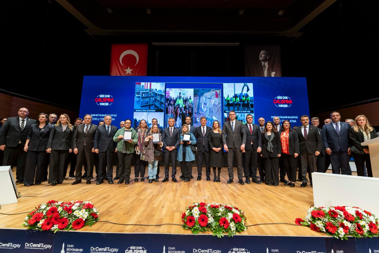 Özgür Özel İzmir’den seslendi: "Belediyelerimizi silkelemeye çalışıyorlar ama dimdik ayaktayız"