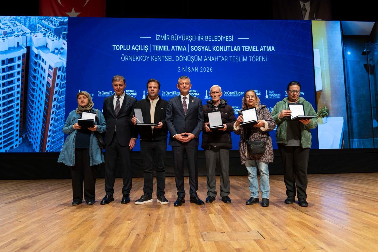 Özgür Özel İzmir’den seslendi: "Belediyelerimizi silkelemeye çalışıyorlar ama dimdik ayaktayız"
