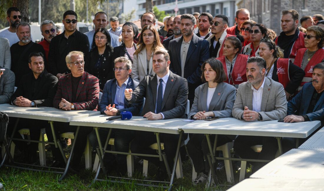 İzmir İl Başkanı Çağatay Güç, polis ablukasındaki tarihi bina önünde