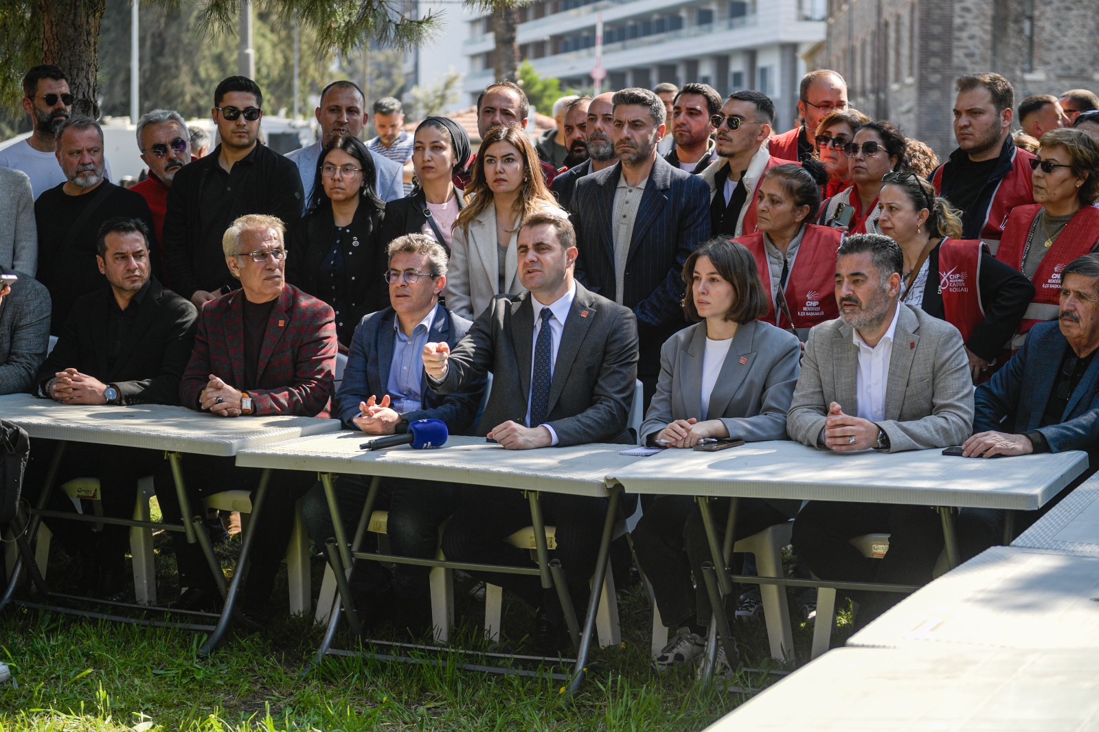 CHP İzmir’den Meslek Fabrikası’nda "Süresiz Direniş" kararı: “Eninde sonunda alacağız, gitmiyoruz!”