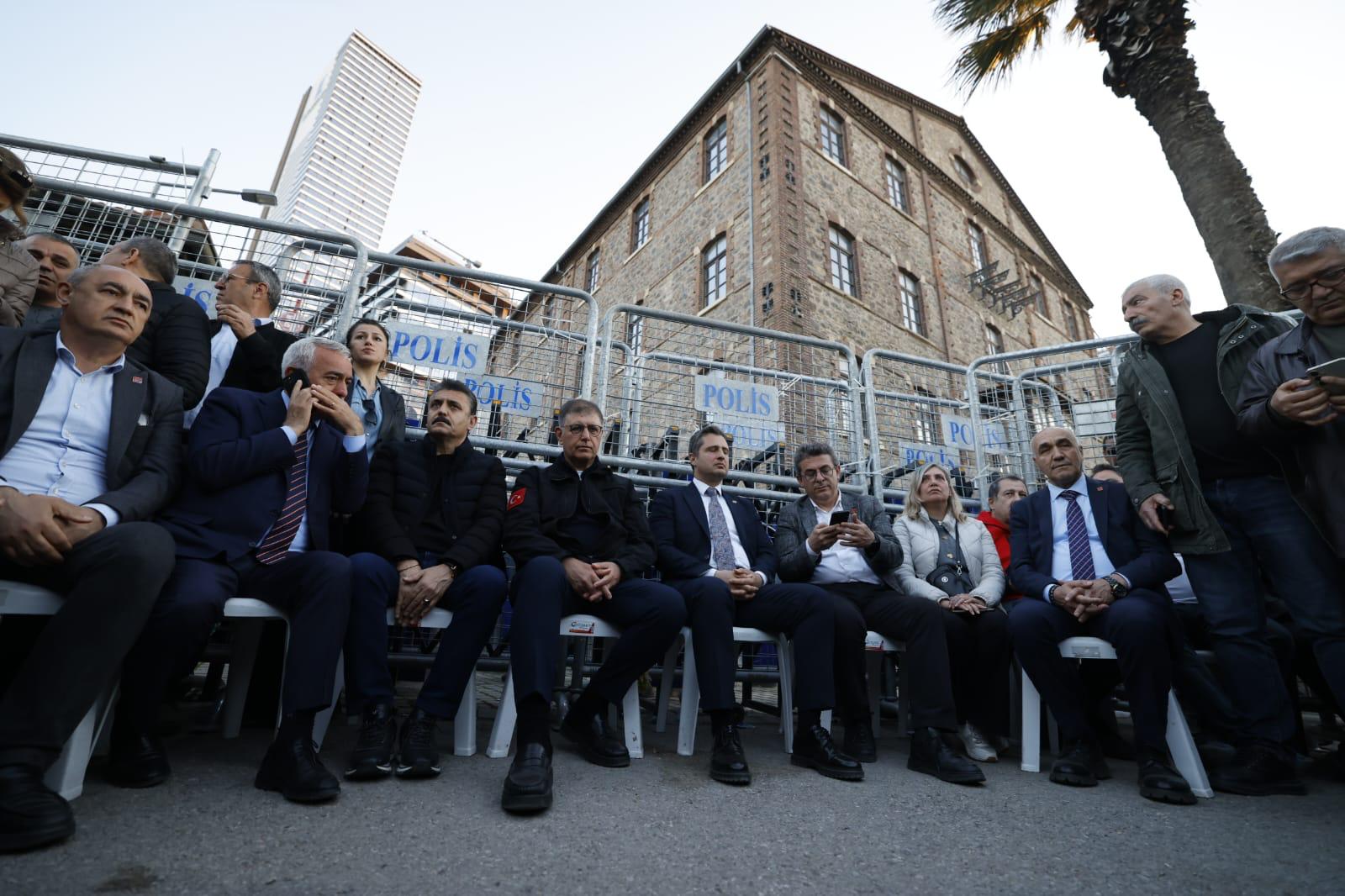 Meslek Fabrikası direnişinde 3. gün: Gözler saat 18.00'deki büyük buluşmada! 2 Meslek Fabrikası direnişinde 3. gün: Gözler saat 18.00'deki büyük buluşmada!