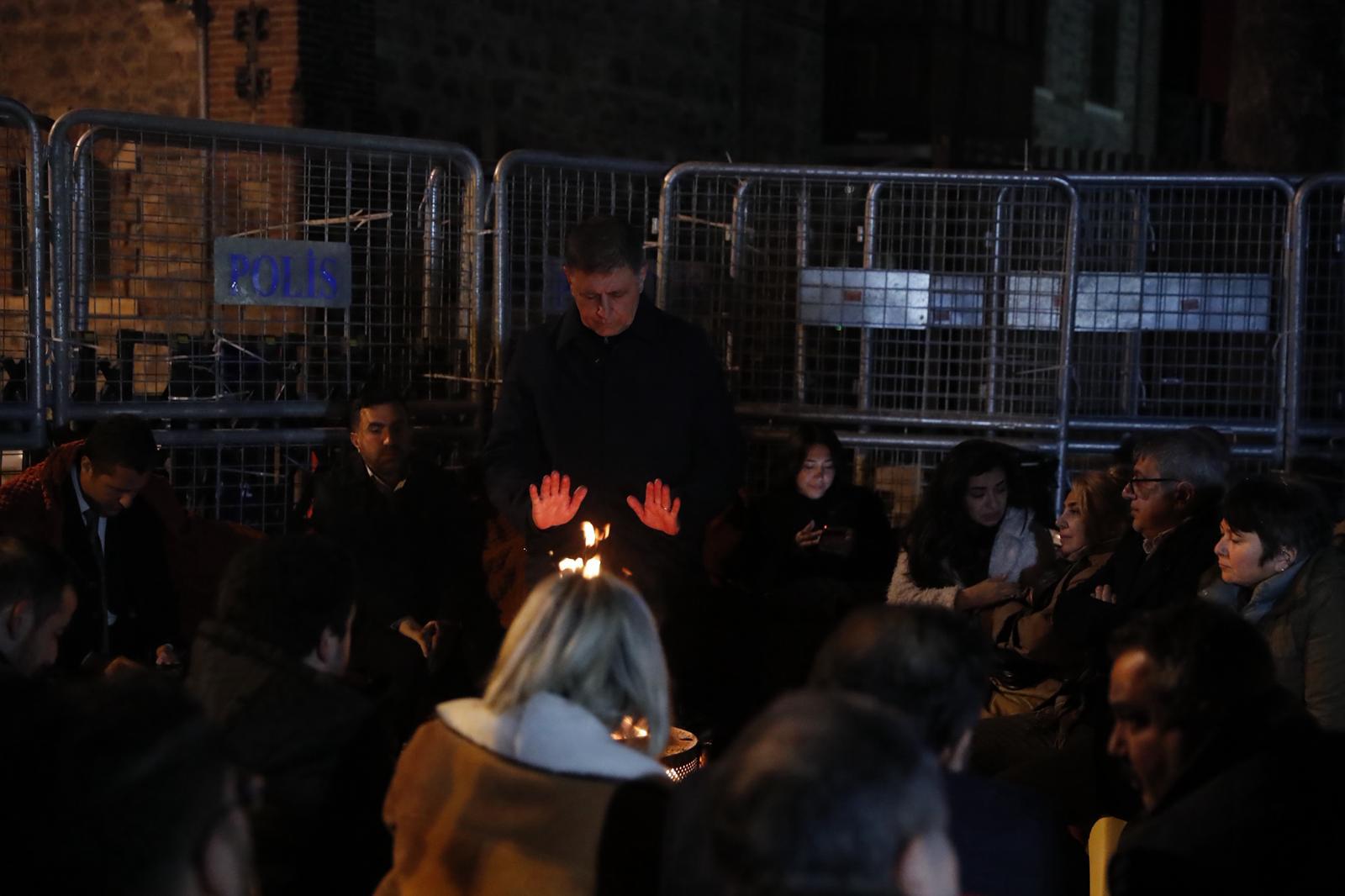 Meslek Fabrikası direnişinde 3. gün: Gözler saat 18.00'deki büyük buluşmada! 3 Meslek Fabrikası direnişinde 3. gün: Gözler saat 18.00'deki büyük buluşmada!