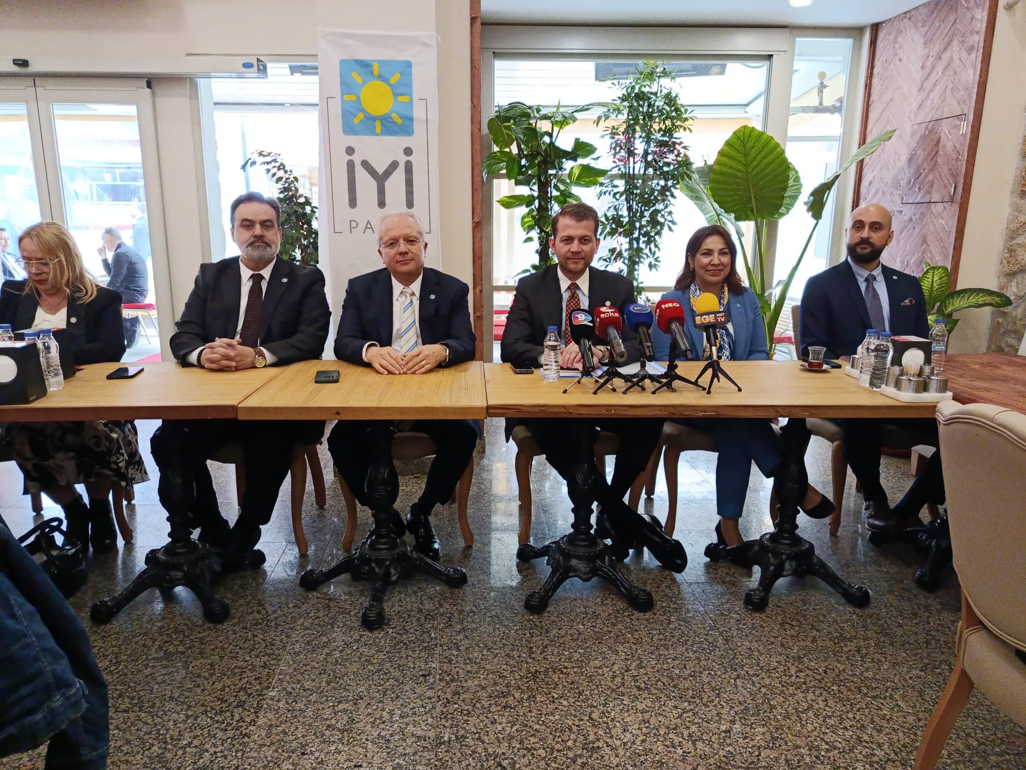 İzmir gündemini değerlendiren Osman Ertürk Özel, İYİ Parti’den istifa edip