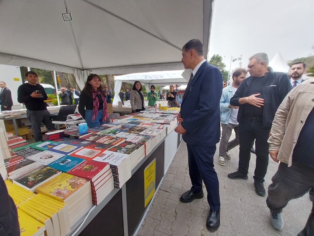 İzmir’in baharı kitapla müjdelendi! İZKİTAP Kültürpark’ta ziyarete açıldı