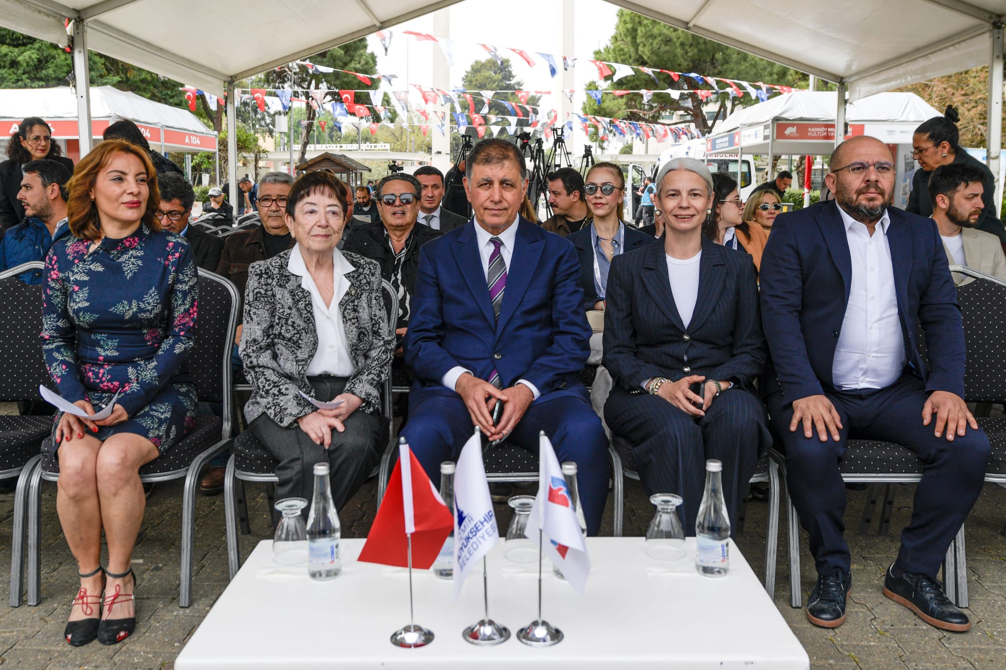 İzmir’in baharı kitapla müjdelendi! İZKİTAP Kültürpark’ta ziyarete açıldı