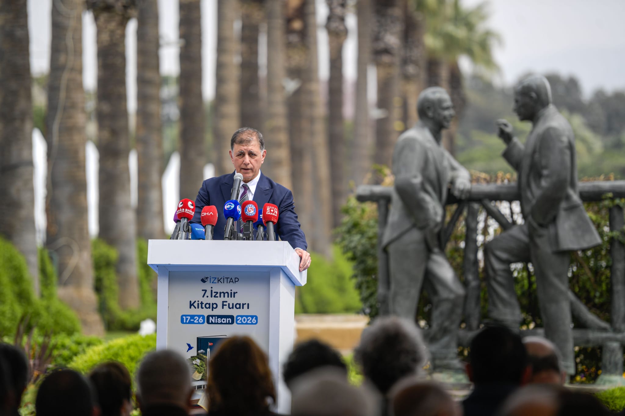 İzmir’in baharı kitapla müjdelendi! İZKİTAP Kültürpark’ta ziyarete açıldı