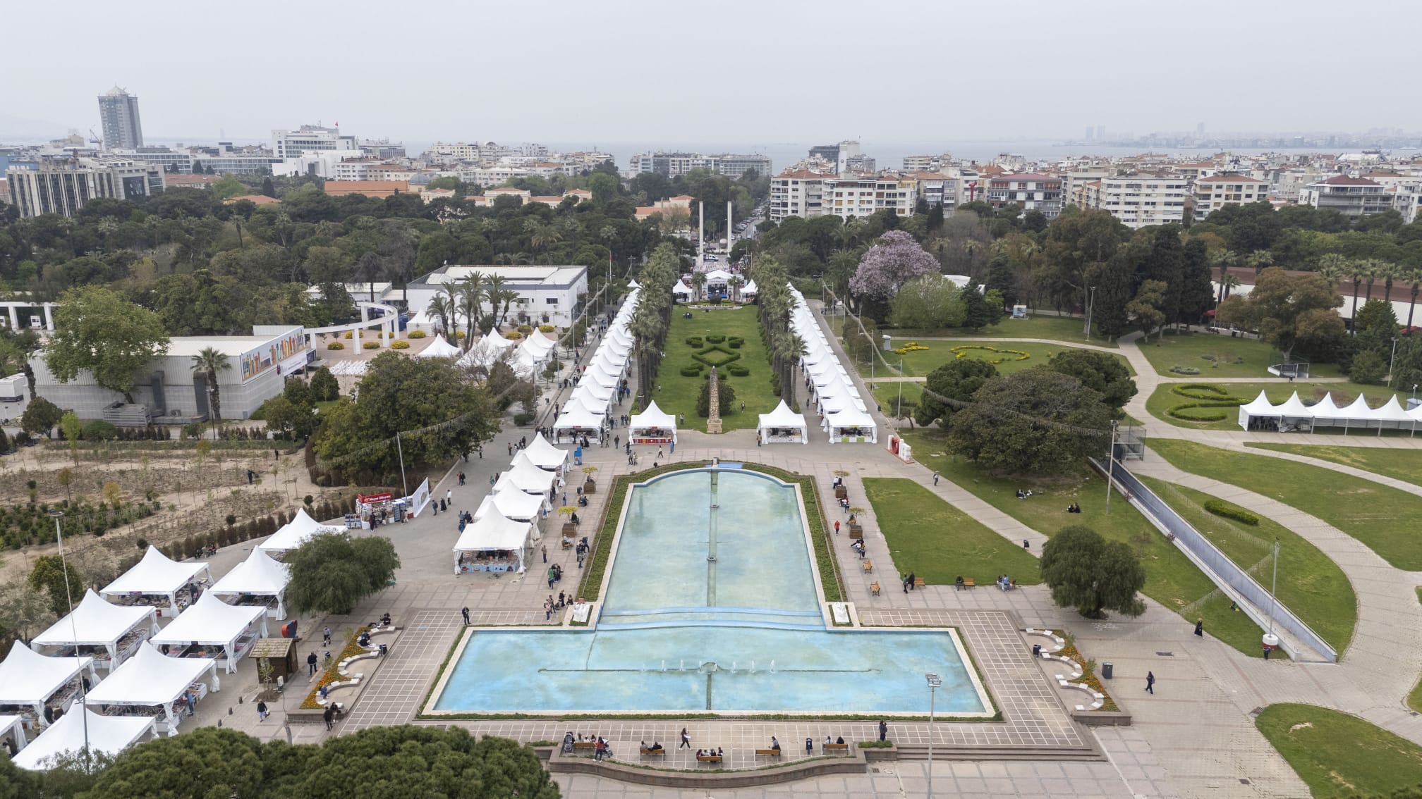 İzmir’in baharı kitapla müjdelendi! İZKİTAP Kültürpark’ta ziyarete açıldı