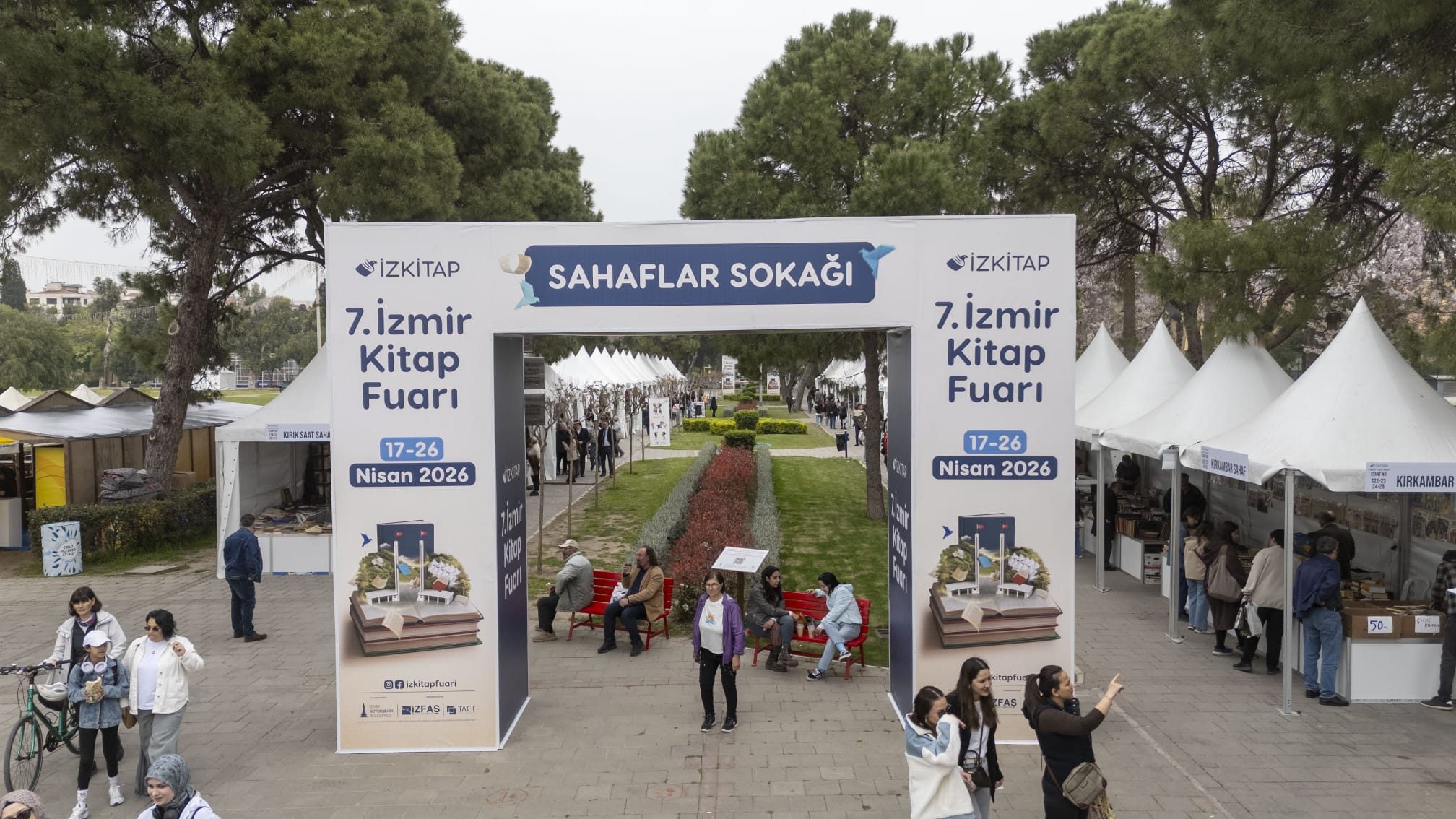 İzmir’in baharı kitapla müjdelendi! İZKİTAP Kültürpark’ta ziyarete açıldı