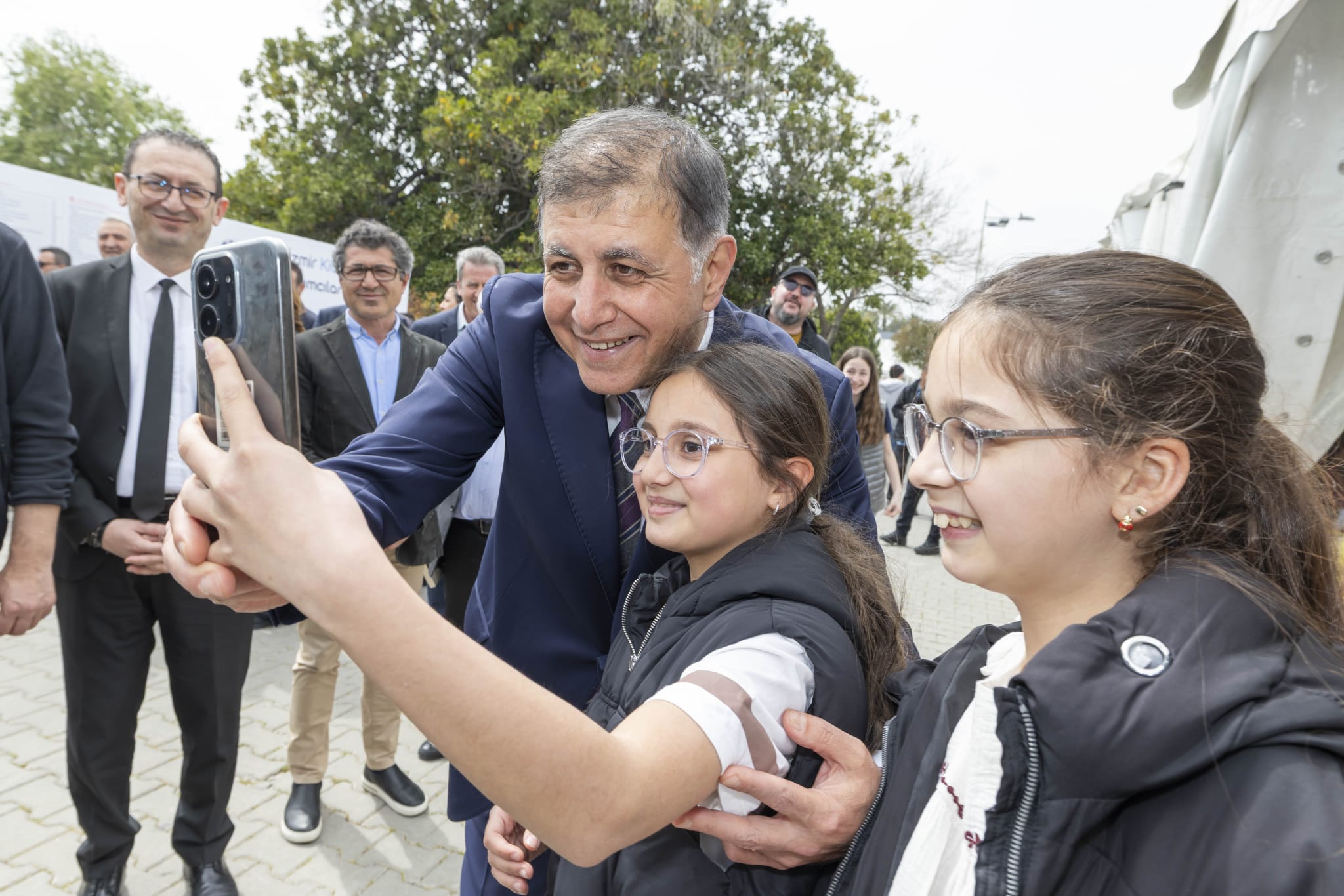 İzmir’in baharı kitapla müjdelendi! İZKİTAP Kültürpark’ta ziyarete açıldı