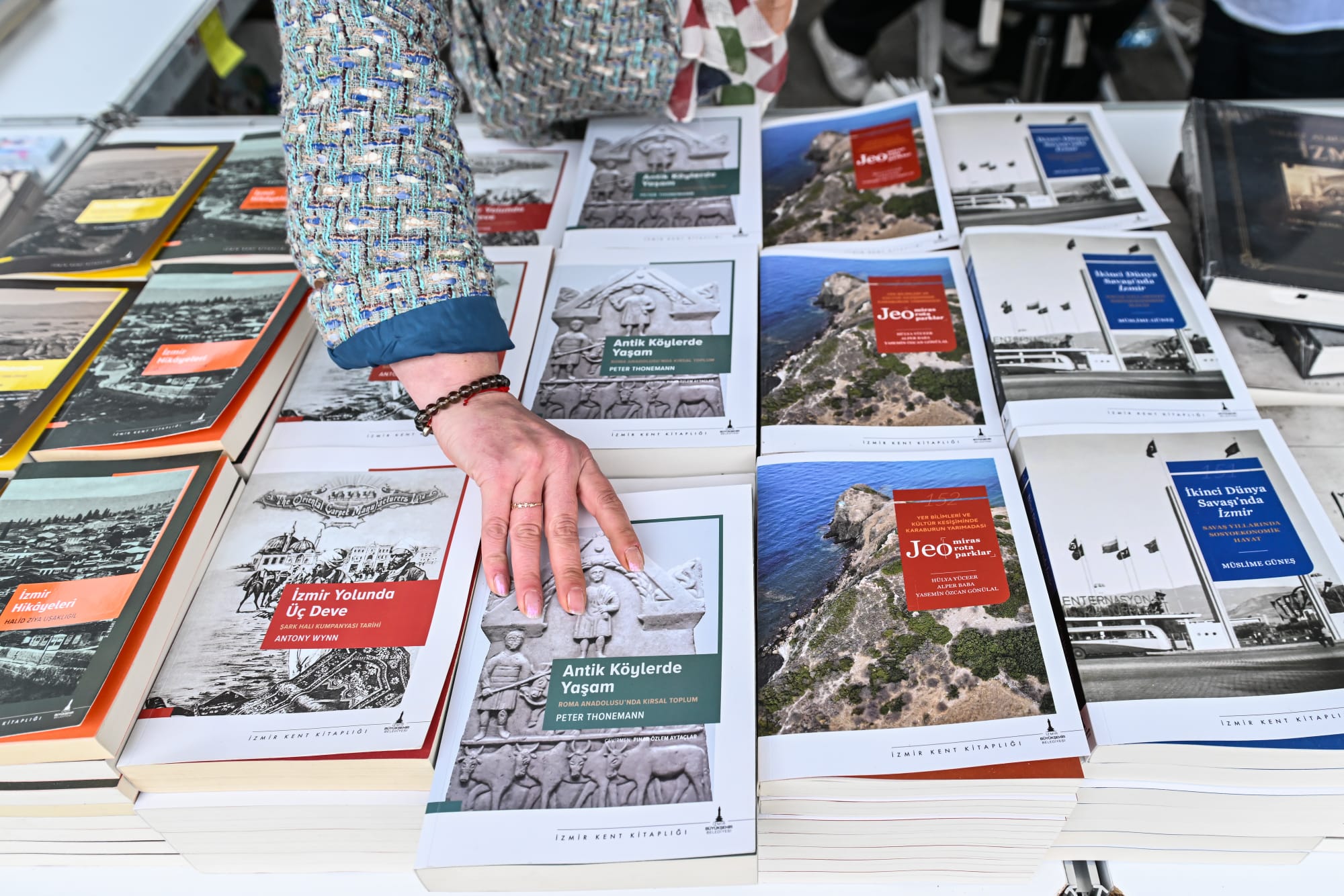 İzmir’in baharı kitapla müjdelendi! İZKİTAP Kültürpark’ta ziyarete açıldı