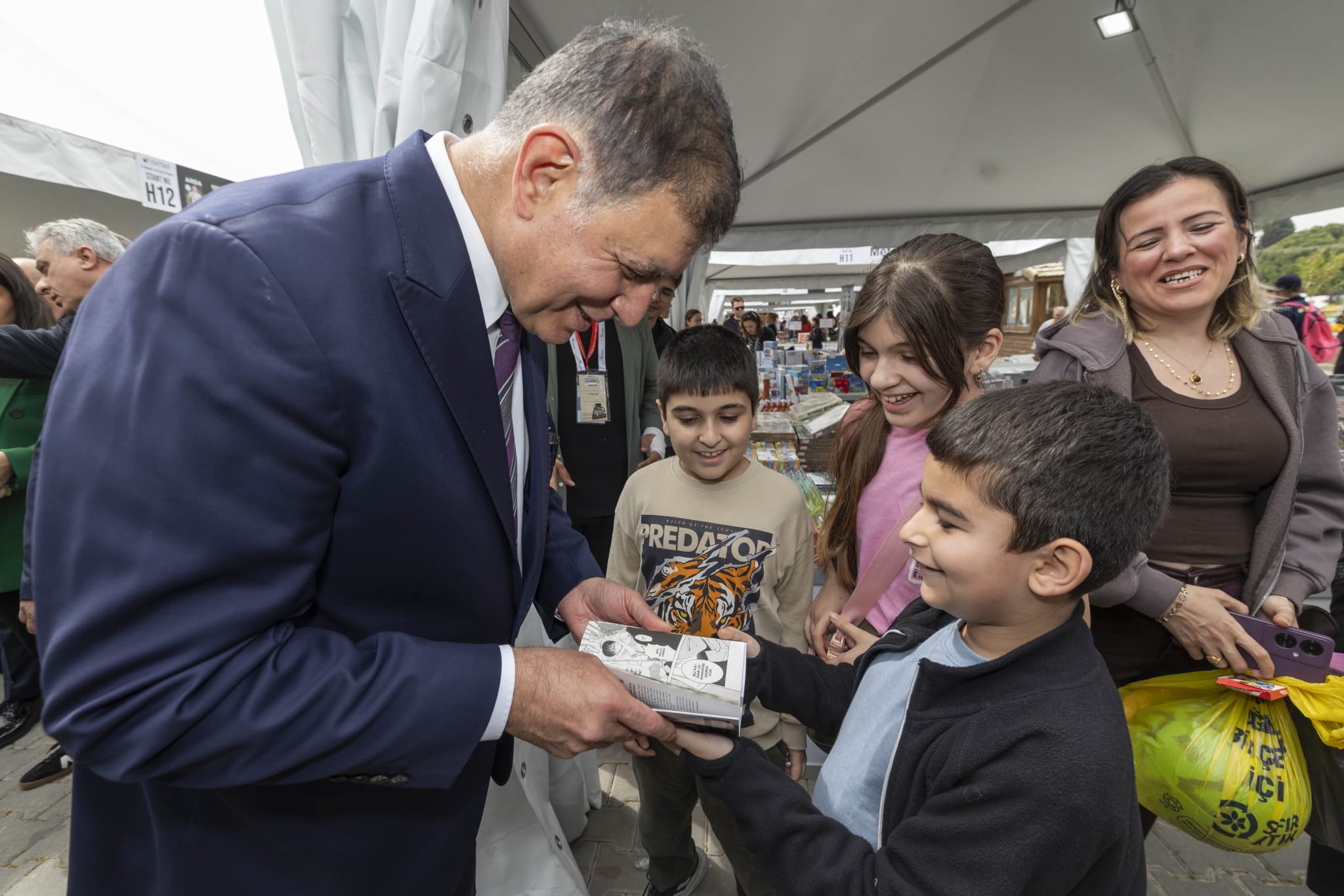 İzmir’in baharı kitapla müjdelendi! İZKİTAP Kültürpark’ta ziyarete açıldı