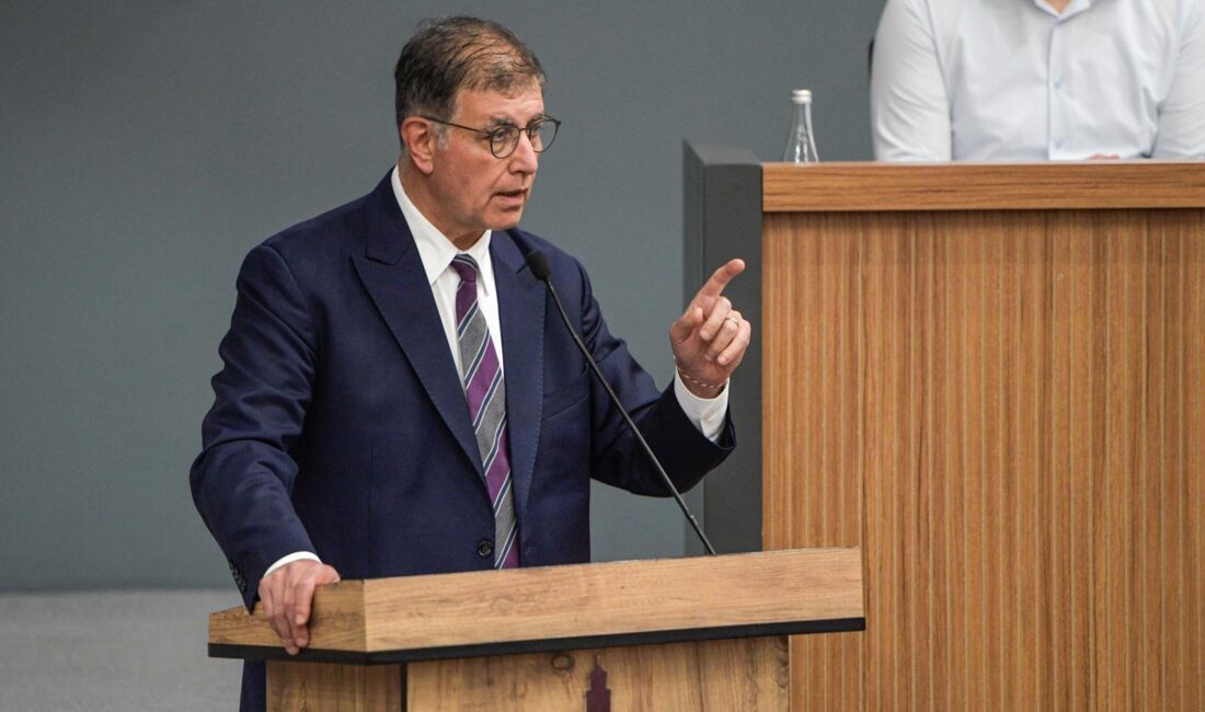 İzmir Büyükşehir Belediye Meclisi'nin 2025 yılı faaliyet raporu görüşmeleri, karşılıklı