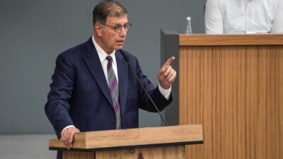 İzmir Büyükşehir Belediye Meclisi'nin 2025 yılı faaliyet raporu görüşmeleri, karşılıklı