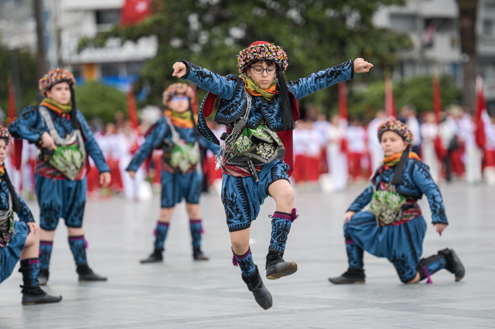 İzmir’de 23 Nisan gururu: 2 bin öğrenciyle yer gök kırmızı beyaz