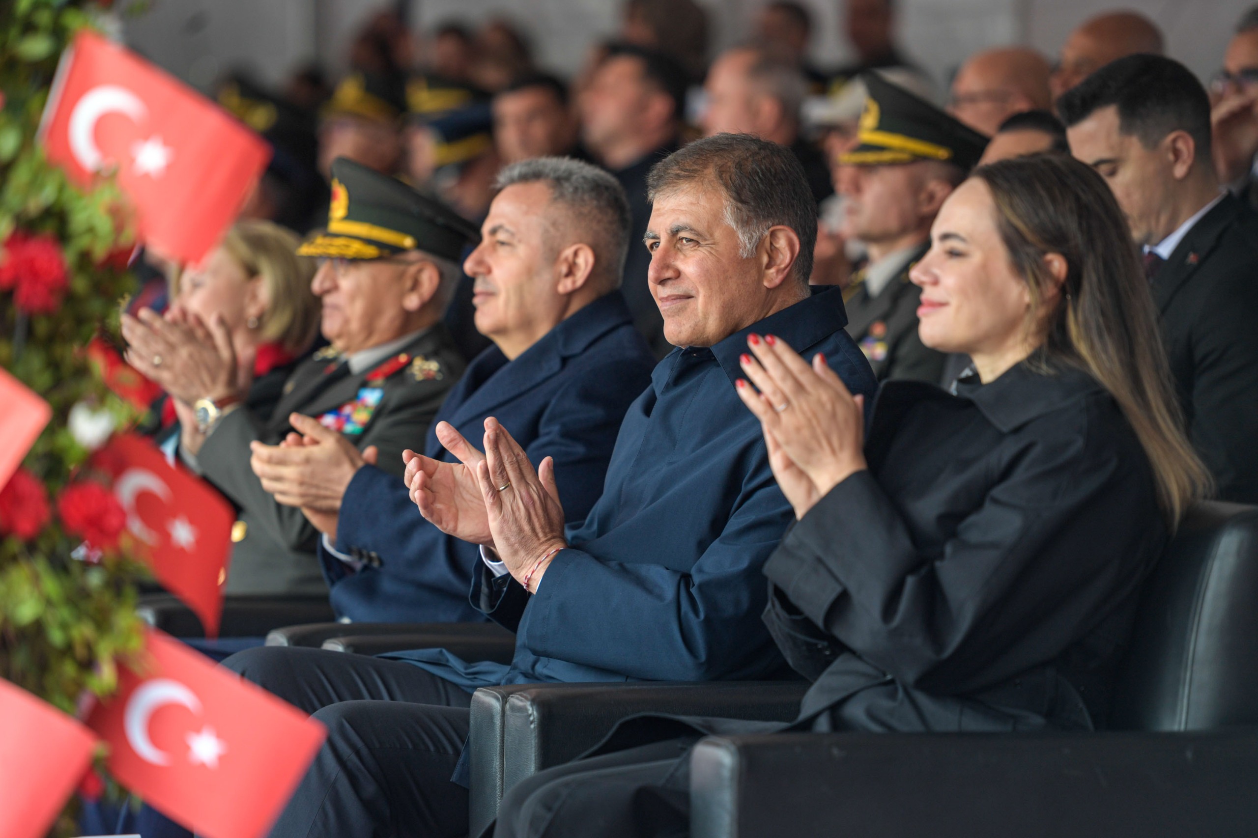 İzmir’de 23 Nisan gururu: 2 bin öğrenciyle yer gök kırmızı beyaz