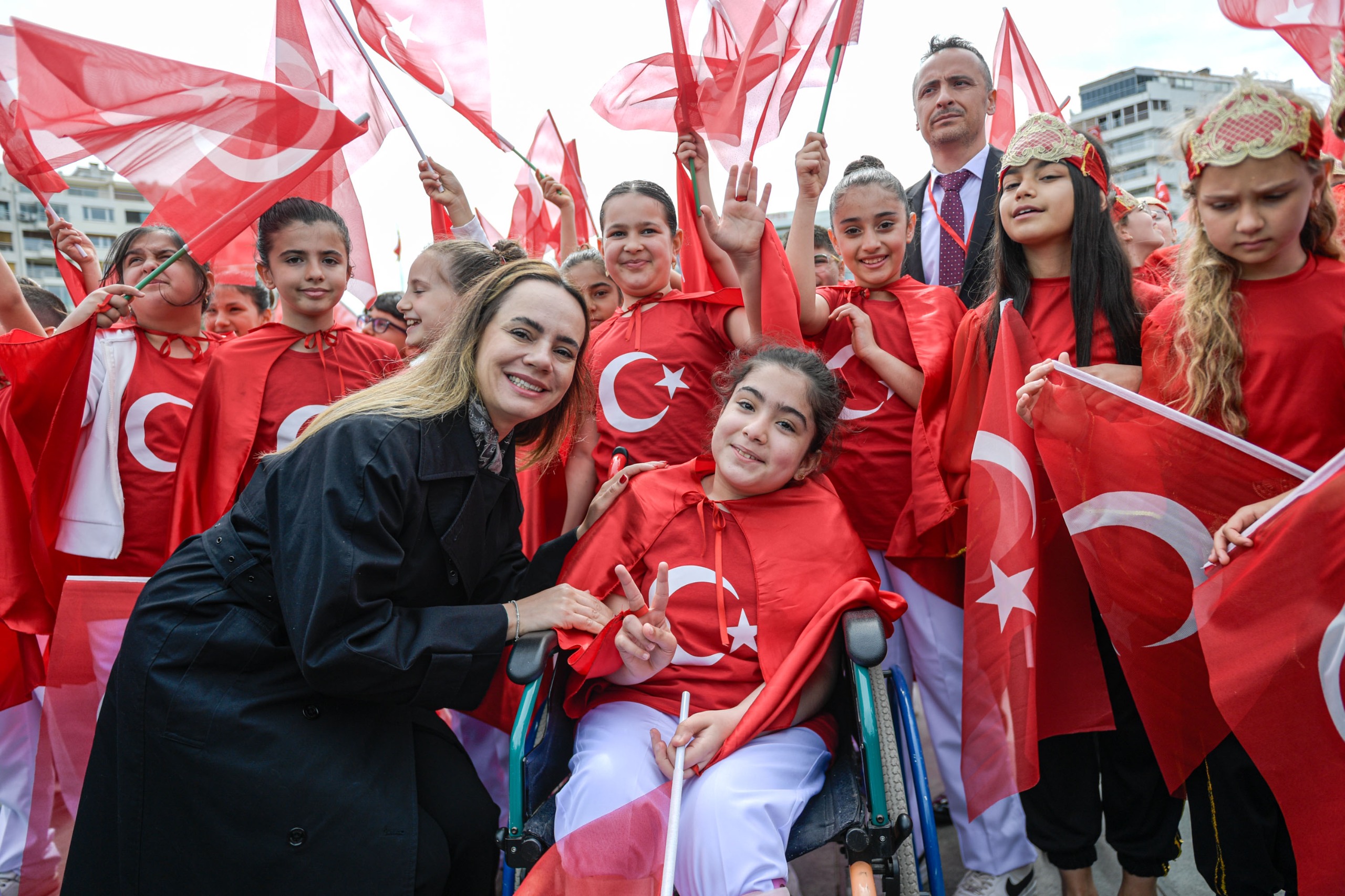 İzmir’de 23 Nisan gururu: 2 bin öğrenciyle yer gök kırmızı beyaz