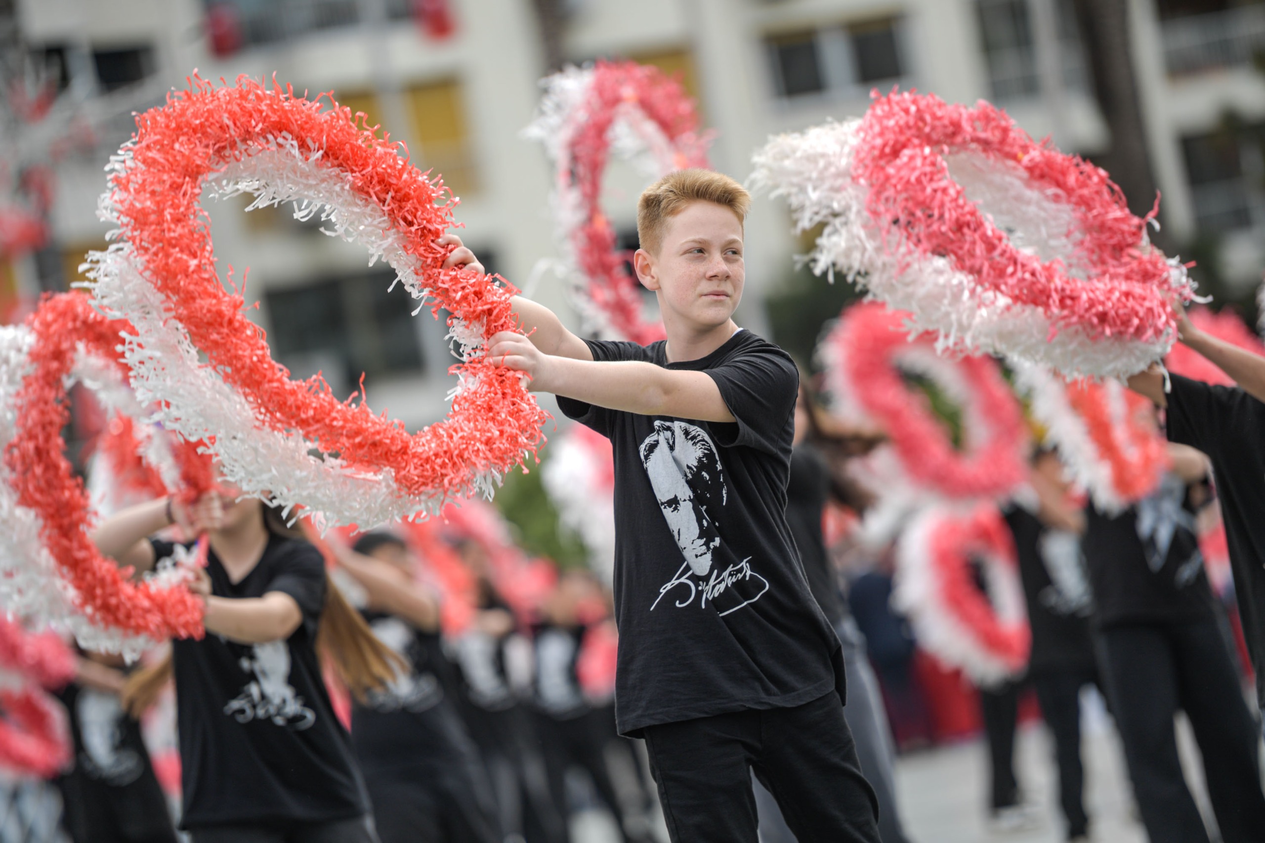 İzmir’de 23 Nisan gururu: 2 bin öğrenciyle yer gök kırmızı beyaz