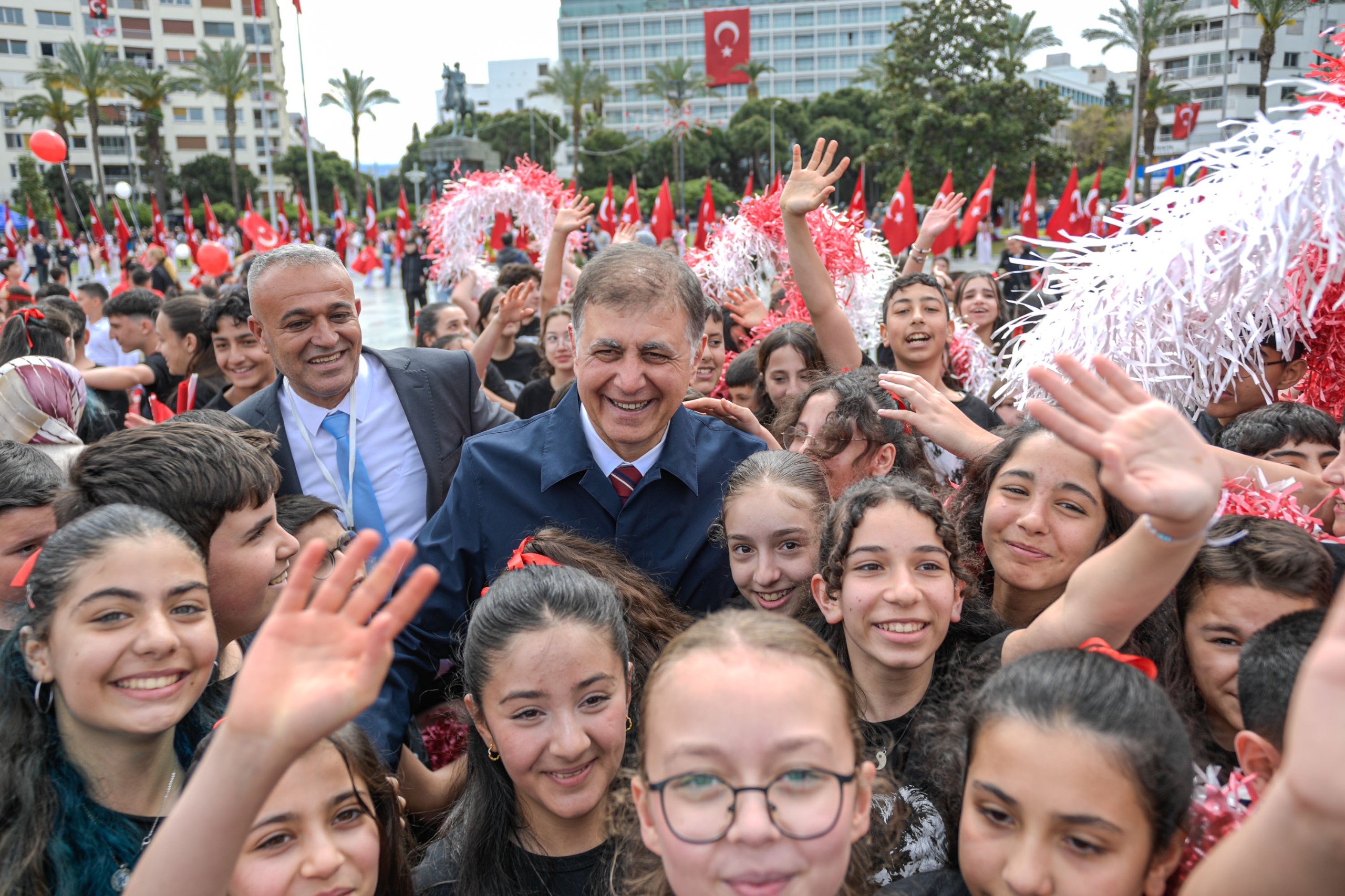 İzmir’de 23 Nisan gururu: 2 bin öğrenciyle yer gök kırmızı beyaz