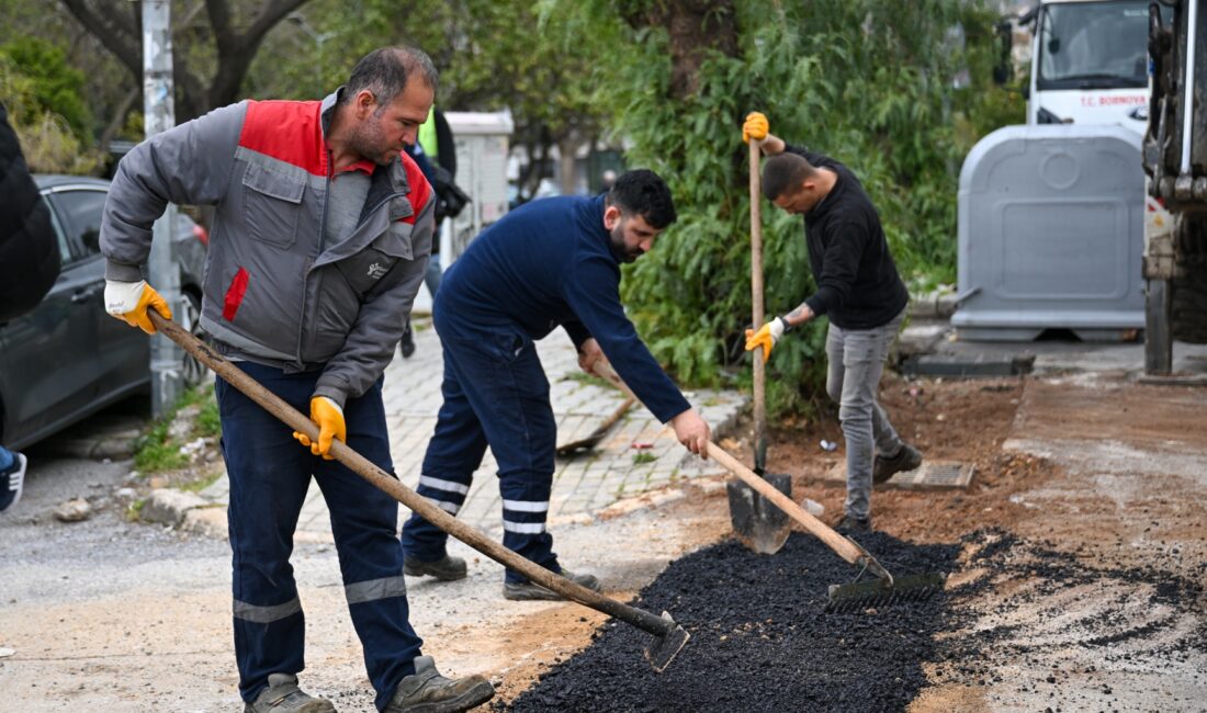 Bornova Belediye Başkanı Ömer Eşki, Zafer Caddesi’ndeki yenileme çalışmalarını yerinde
