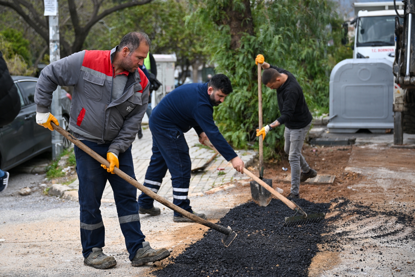 Bornova Belediye Başkanı Ömer Eşki, Zafer Caddesi’ndeki yenileme çalışmalarını yerinde