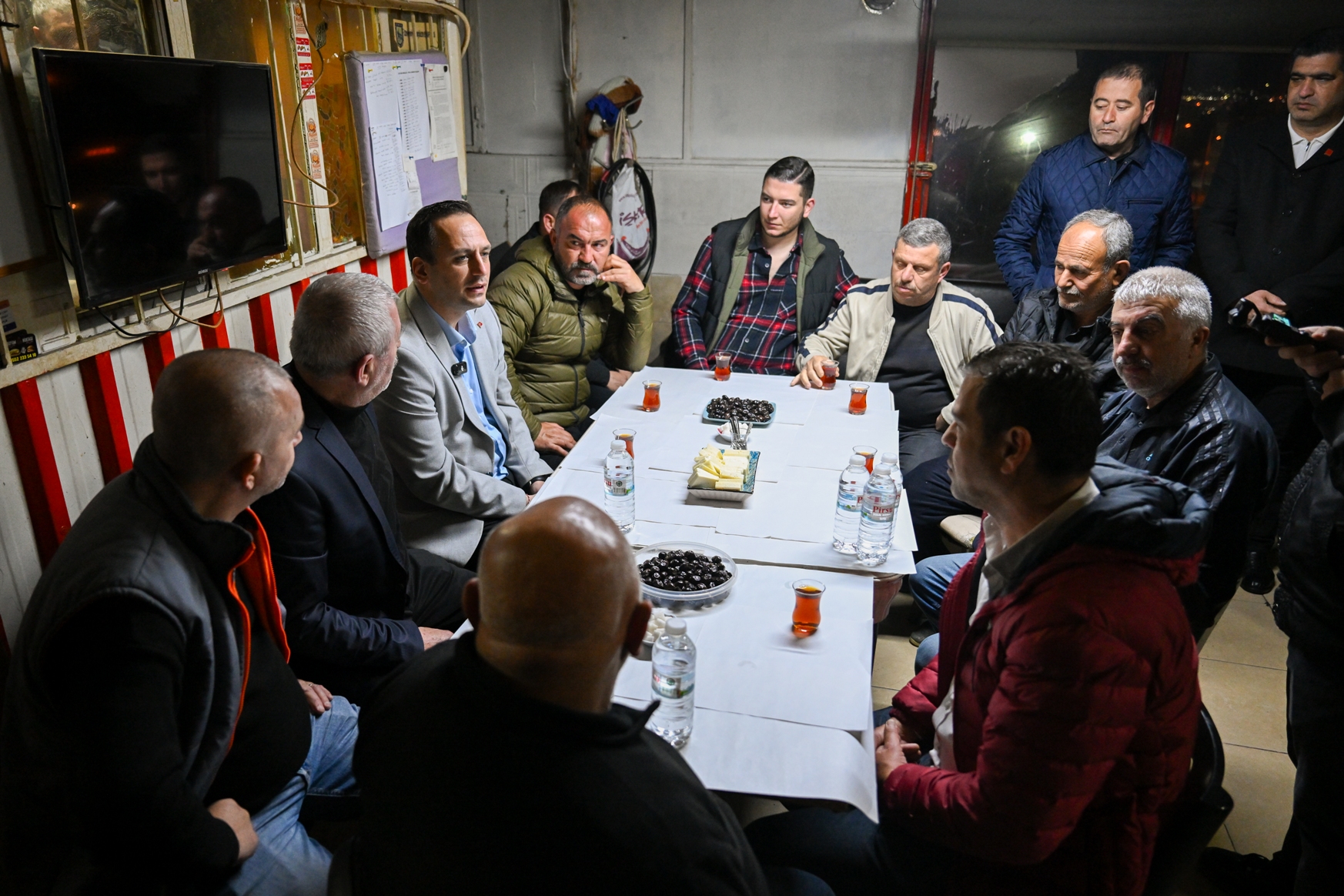 Günün ilk ışığında sahada: Başkan Eşki minibüsçülerle kahvaltıda buluştu